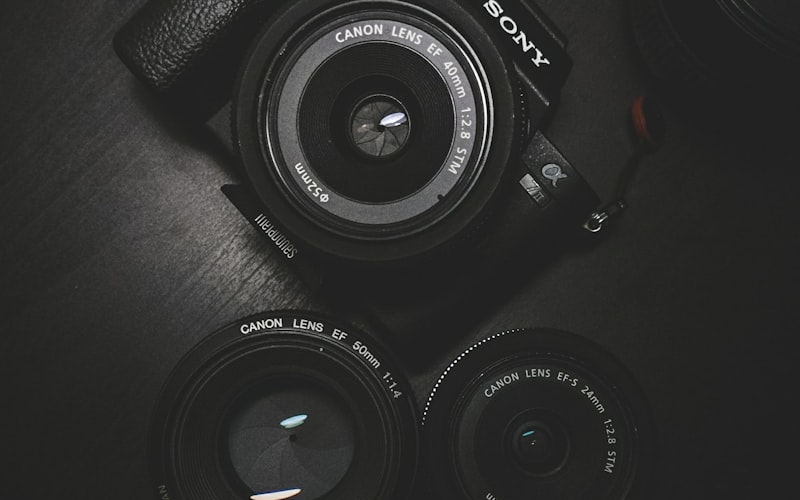 全景沉浸VR直播大厅概念图 - 人物佩戴VR头显置身于璀璨的星空直播环境中