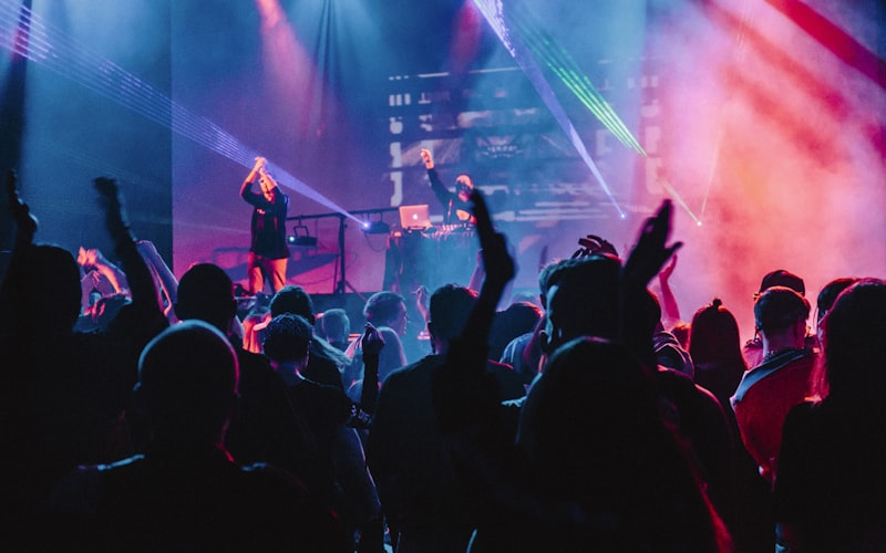 主题空间多元场景概念图 - 显示从森林茶座到赛博都市的不同虚拟社交场景